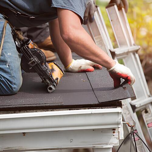 worker providing emergency roof repair